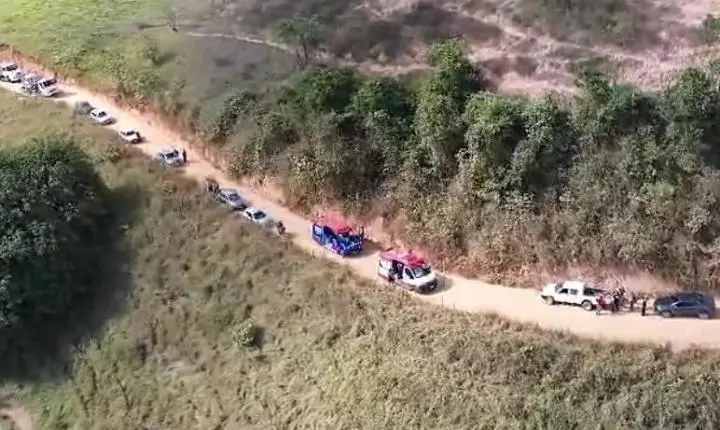 Vídeo - Motociclista de 63 anos cai em estrada vicinal e é socorrido com suspeita de traumatismo craniano em São Domingos do Prata
