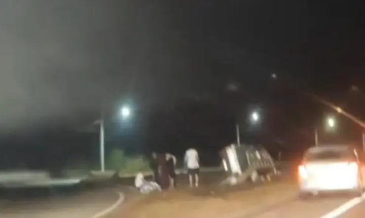 Vídeo - Motorista foge após capotamento de Fiat Uno no trevo do Itabiruçu em Itabira; adolescente ficou ferido