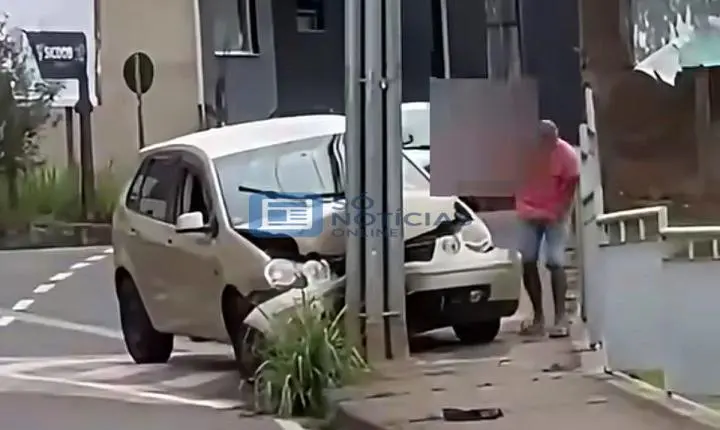 Vídeo: Motorista perde controle e bate carro contra poste em avenida de Itabira