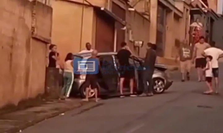 Vídeo - Motorista perde o controle e invade residência no bairro Lucília durante o feriado de Tiradentes em João Monlevade 