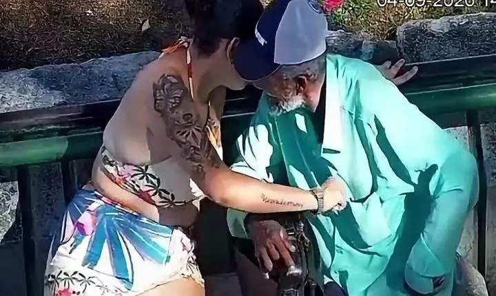 Vídeo - Mulher é detida após suspeita de furtar carteira de idoso em praça