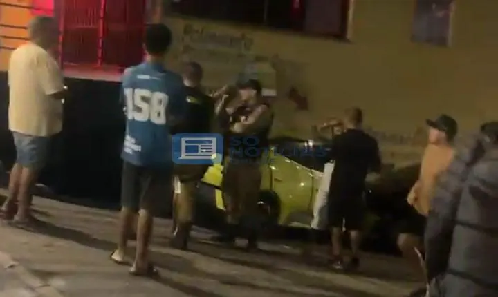 Vídeo - Mulher sem habilitação bate em árvore e atinge dois carros em Itabira