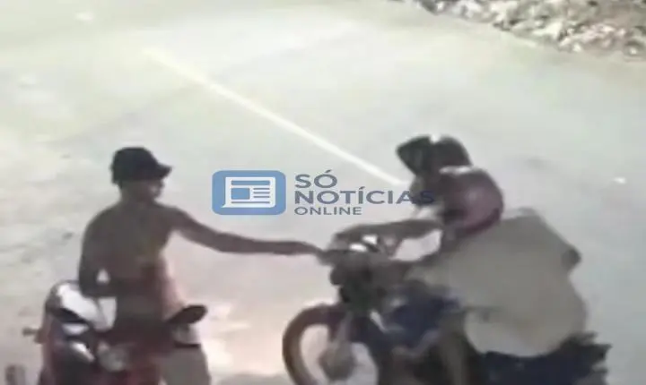 Vídeo: Vítima 'toma' celular de volta das mãos de assaltantes e foge correndo no Ceará