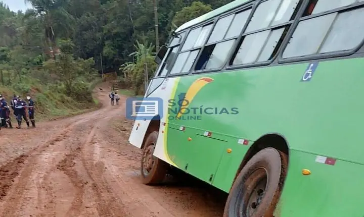 Vídeo - Ônibus derrapa em estrada rural, sai da pista e deixa passageiros feridos em Itabira