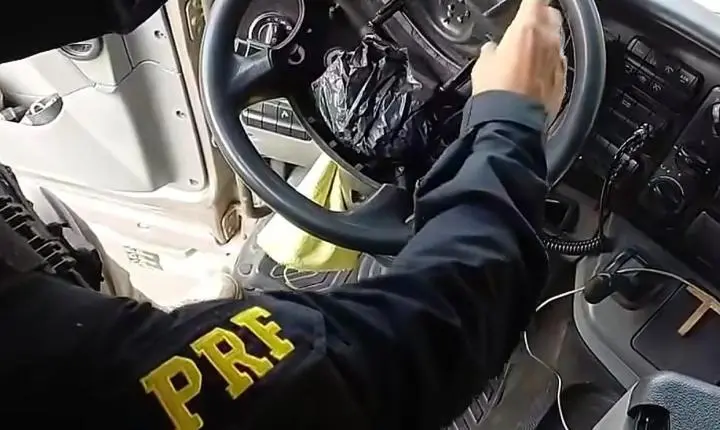 Vídeo - PRF encontra comprimidos escondidos dentro do volante de caminhão na BR-381