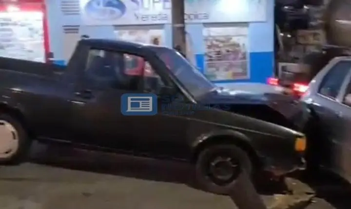 Vídeo - Saveiro e Palio se envolvem em acidente no bairro Bethânia, em Itabira
