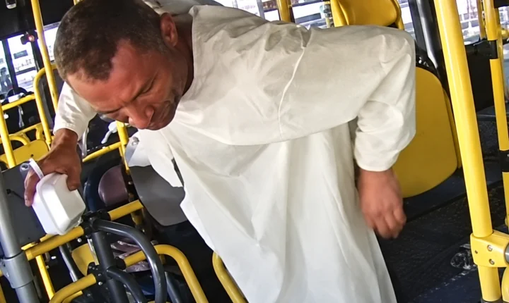 Vídeo - Suspeito de 43 anos teria deixado hospital e levado coletivo de terminal em Ceilândia; perseguição terminou com prisão