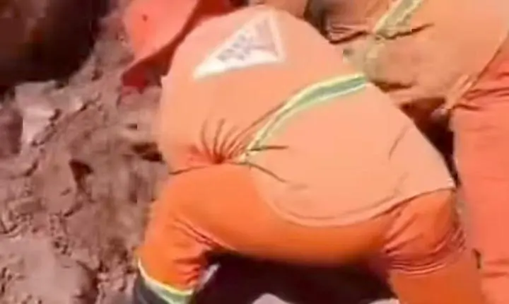 Vídeo - Trabalhador é soterrado durante obra na MG-414 e salvo por colegas