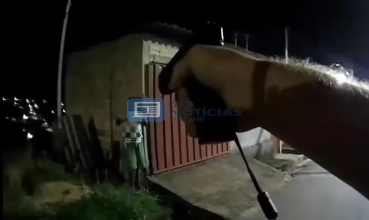 Violência doméstica em Itabira: vídeo mostra PM contendo homem armado com faca após ameaça 