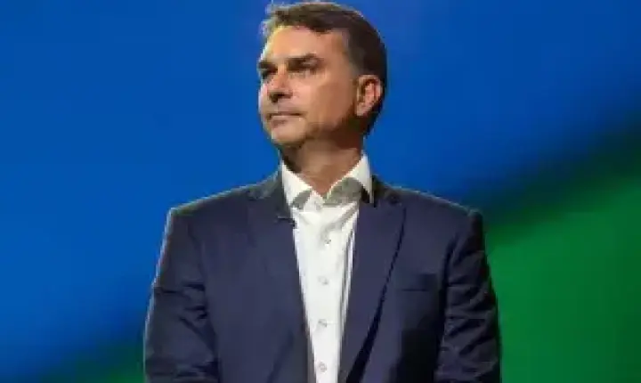 Flávio Bolsonaro diz que PF exigiu seus passaportes um dia após derrota para Lula: 