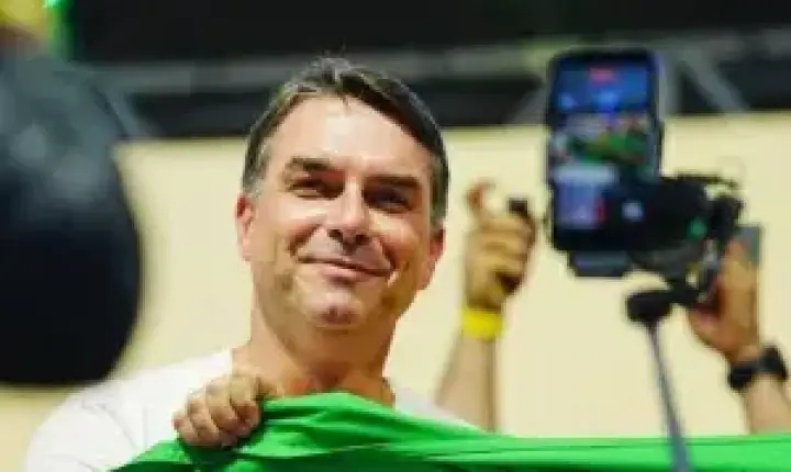Flávio Bolsonaro desembarca nos EUA, dizem aliados; senador estava proibido de deixar o Brasil